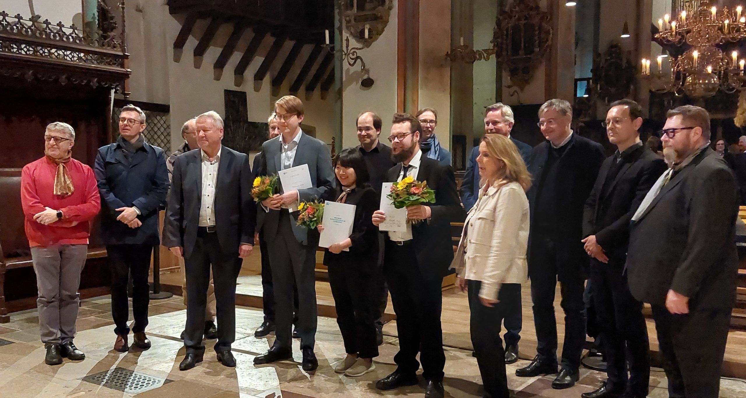 Preisträger 2022 zwischen Sponsorenvertretern, umgeben von Mitgliedern der Jury